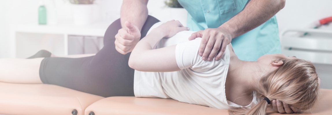 Panorama,Of,Physiotherapist,Massaging,Woman,With,Pain,Of,Spine,During Manuele Therapie Nieuwegein en Utrecht